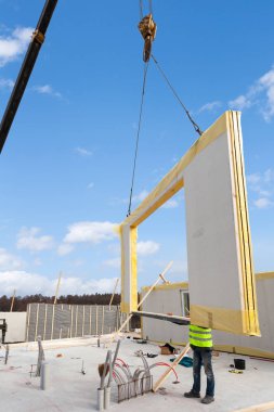 Çatı ustası Oluşturucusu işçi yapısal izolasyonlu paneller SIP yükleme vinç ile. Yapı yeni çerçeve enerji tasarruflu ev