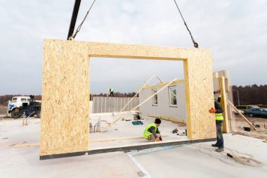 Çatı ustası Oluşturucusu işçi yapısal izolasyonlu paneller SIP yükleme vinç ile. Yapı yeni çerçeve enerji tasarruflu ev