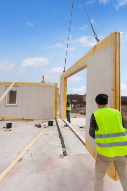 Çatı ustası Oluşturucusu işçi yapısal izolasyonlu paneller SIP yükleme vinç ile. Yapı yeni çerçeve enerji tasarruflu ev