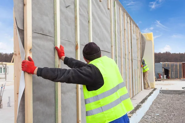Çatı ustası Oluşturucusu işçi yapısal izolasyonlu paneller SIP yükleme vinç ile. 