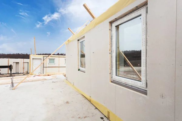 Pokrývač tvůrce zaměstnance jeřáb instalaci strukturální izolované panely Sip. Budova nový rámec energeticky efektivní dům — Stock fotografie