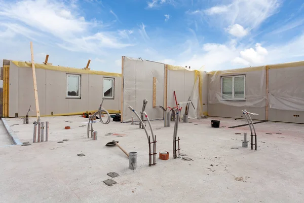 Yapısal izolasyonlu paneller SIP yükleme vinç ile çatı tamircisi Oluşturucusu çalışanları. Yapı yeni çerçeve enerji tasarruflu ev