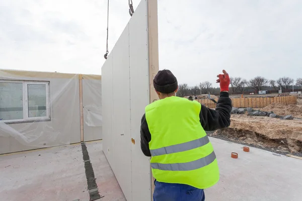 Tetőfedő építő munkások daru strukturális szigetelt panel Sip telepítése. — Stock Fotó