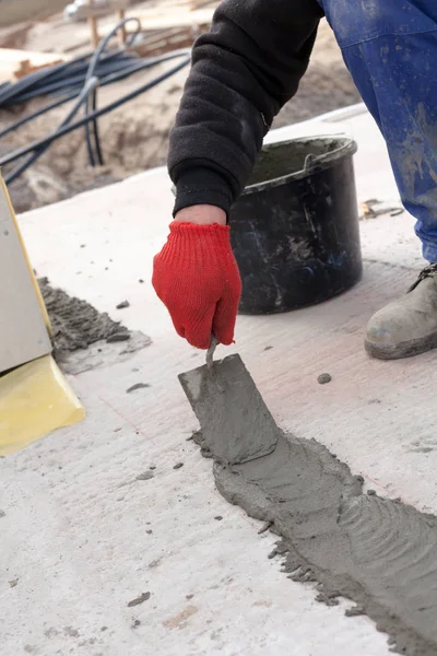 Bir kat sıvama için işçi kullanımı spatula