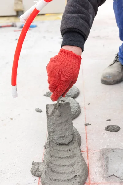 Bir kat sıvama için işçi kullanımı spatula