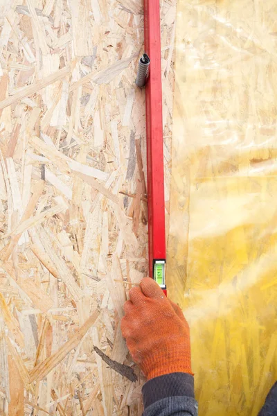 Bir duvar inşaatçılar düzey holding dikey olduğunu kontrol ettikten Oluşturucu — Stok fotoğraf