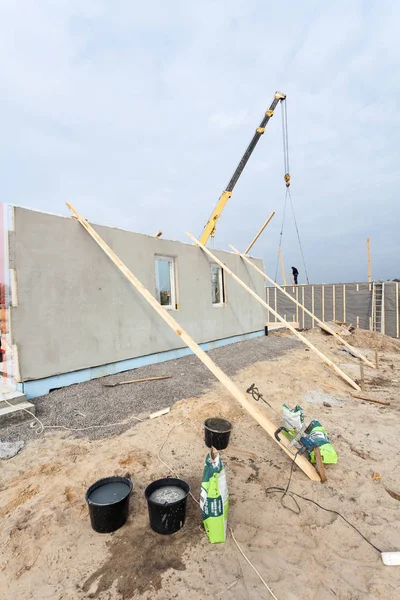 Bir yapısal izolasyonlu paneller çerçeve ev inşa.