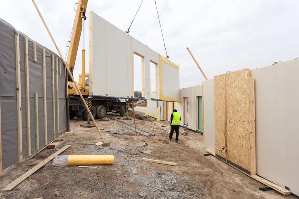 Çatı ustası Oluşturucusu işçi yapısal izolasyonlu paneller SIP yükleme vinç ile. 