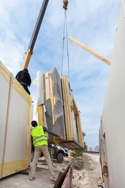 Çerçeve ev yapısal izolasyonlu SIP panelleri yükleme inşaatçılar. Yapı yeni çerçeve ev