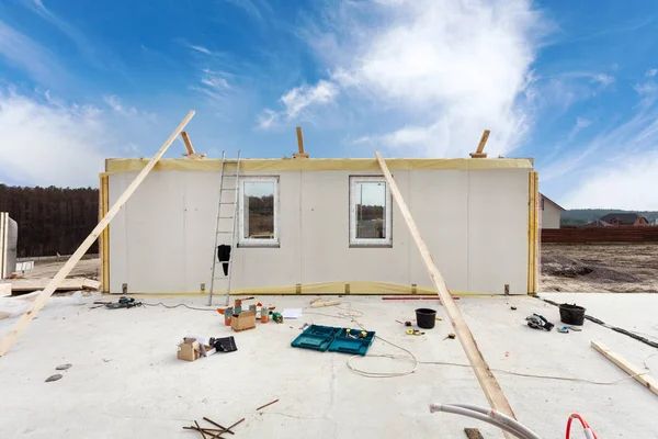 Bir yapısal izolasyonlu paneller çerçeve ev inşa.