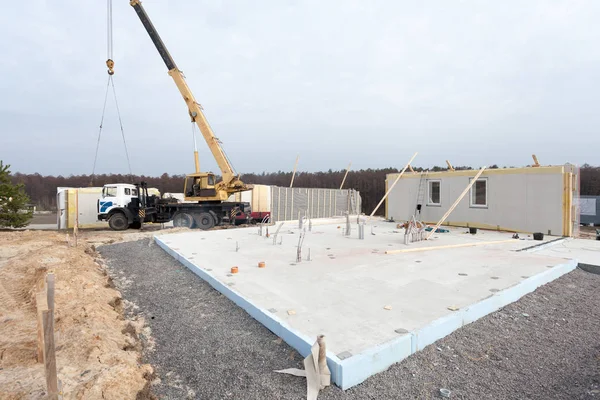 Bir yapısal izolasyonlu paneller çerçeve ev inşa.