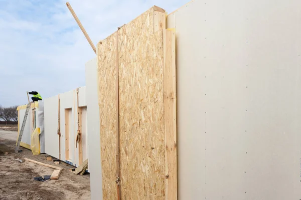Roofer constructor trabajador con grúa instalación de paneles aislados estructurales SIP. Construcción de una nueva vivienda de bajo consumo energético —  Fotos de Stock