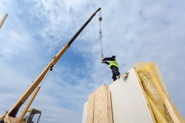 Tetőfedő építő munkás daru telepítése strukturális szigetelt panel Sip. Épület új keret energiatakarékos ház — Stock Fotó