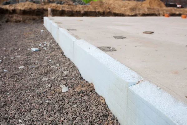 Koruma altında inşaat izolasyon katmanı - Strafor kurulları ile yeni evin closeup.