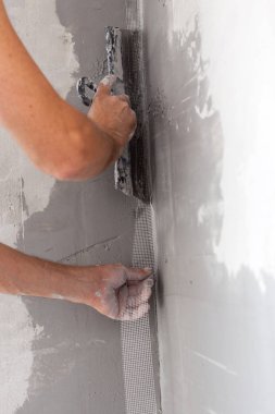 Cam elyaf örgü bir çözüm için bir spatula ile uygulanan işçi