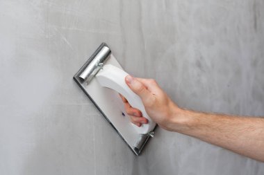 Sıvacı usulsüzlük duvardaki mala ile siler..