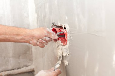 Elektrikçi yükleme duvar güç soketi, macun bıçak ile plastik elektrik bağlantı kutusu.