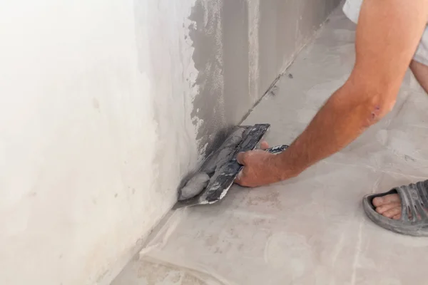 修理工手抹灰墙用油灰刀或铲的特写 . — 图库照片