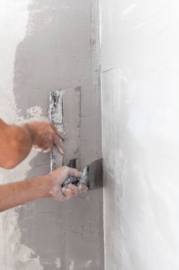 Cam elyaf örgü bir çözüm için bir spatula ile uygulanan işçi.