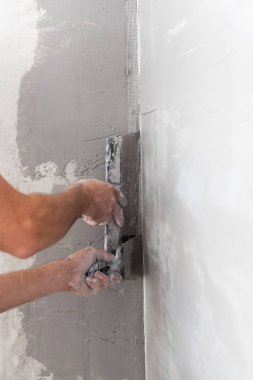 Cam elyaf örgü bir çözüm için bir spatula ile uygulanan işçi.