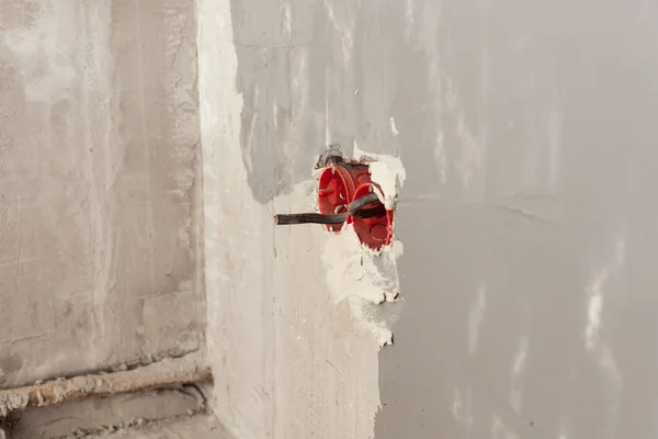 Toma de corriente de pared, caja de conexiones eléctrica de plástico con cables eléctricos — Foto de Stock