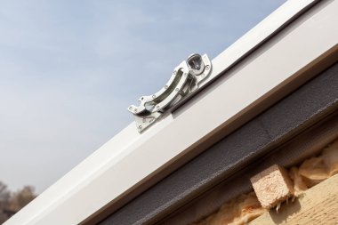Plastik (mansard) veya bir asfalt shingle çatı çatı penceresi penceresinde öğeyi closeup