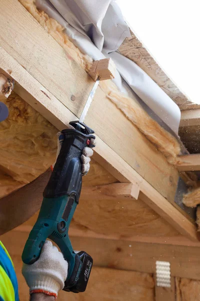 Budowy mason pracownik przecierania drewna przy użyciu ręki-Piła — Zdjęcie stockowe