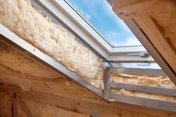 Plastic (mansard) of dakraam venster op zolder met ecologisch vriendelijke en energie efficiënte thermische isolatie-rockwool. — Stockfoto