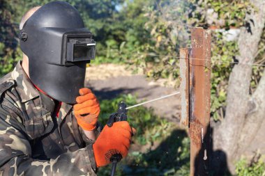 Kaynak maskeli adam metal köşe kaynak. Metal kaynak