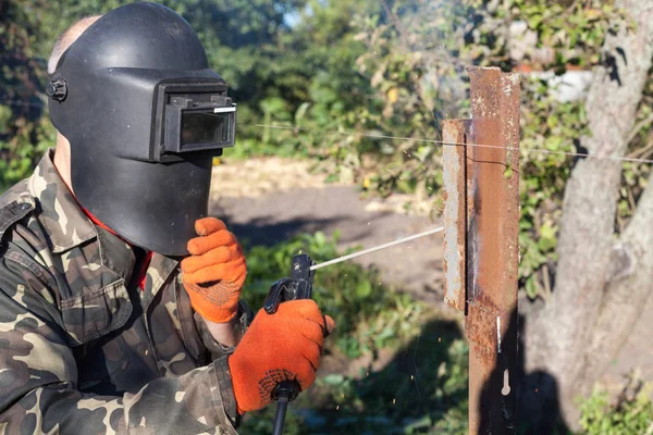 Kaynak maskeli adam metal köşe kaynak. Metal kaynak