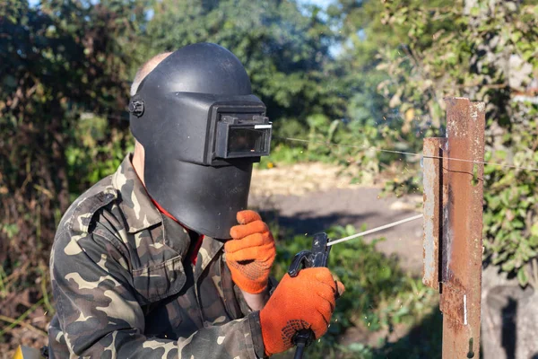 Kaynak maskeli adam metal köşe kaynak. Metal kaynak