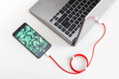 Hareket eden telefon ile yeşil ekranda beyaz masa üzerinde dizüstü bilgisayara bağlanmasını bırakır. Üstten Görünüm kopya alanı, düz ile yatıyordu