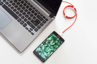 Smartphone dizüstü bilgisayara bağlanma.