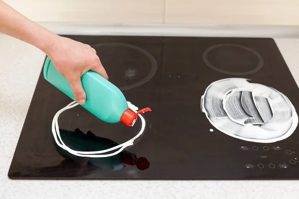 Manos de mujer con botella de detergente de limpieza para fregadero de metal en cocina — Foto de Stock