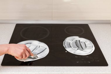 Şişe ile kadın el deterjan metal mutfak lavaboda için temizlik