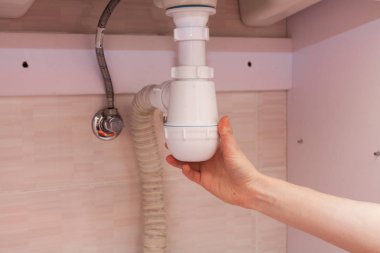 Şişe ile kadın el deterjan metal mutfak lavaboda için temizlik