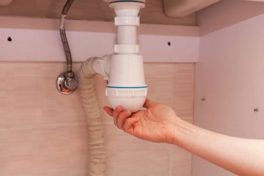 Şişe ile kadın el deterjan metal mutfak lavaboda için temizlik