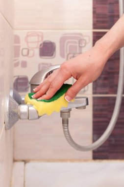 Şişe ile kadın el deterjan metal mutfak lavaboda için temizlik