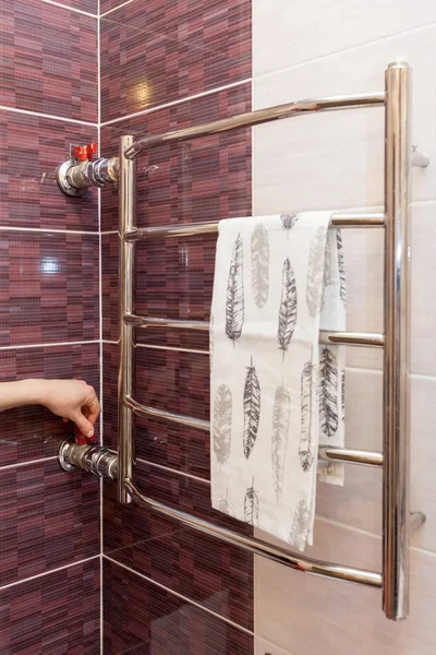 Vrouw handen met fles wasmiddel voor metalen spoelbak in de keuken schoon — Stockfoto