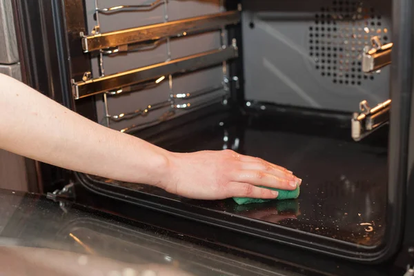 Şişe ile kadın el deterjan metal mutfak lavaboda için temizlik