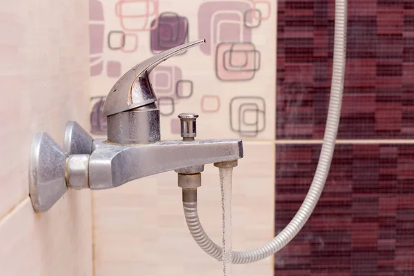 Vrouw handen met fles wasmiddel voor metalen spoelbak in de keuken schoon — Stockfoto