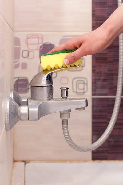 Manos de mujer con botella de detergente de limpieza para fregadero de metal en cocina — Foto de Stock