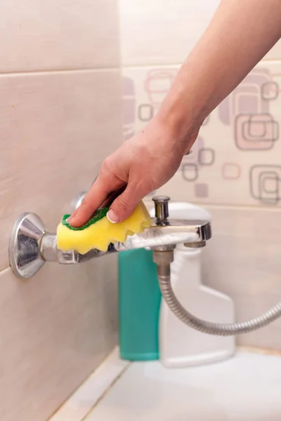 Manos de mujer con botella de detergente de limpieza para fregadero de metal en cocina — Foto de Stock