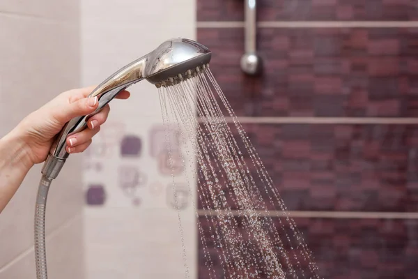 Vrouw handen met fles wasmiddel voor metalen spoelbak in de keuken schoon — Stockfoto