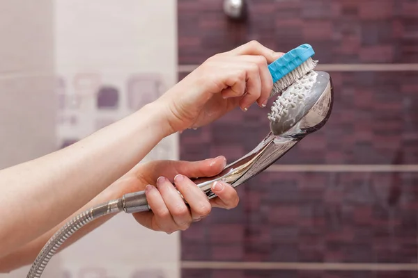 Kvinna händer med flaska rengöring rengöringsmedel för metall diskbänk i kök — Stockfoto