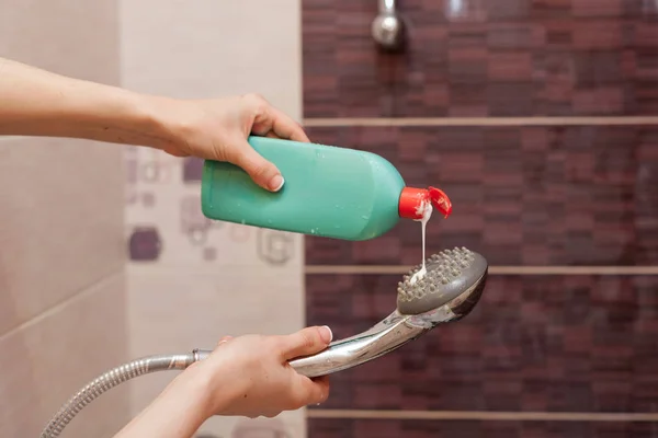 Manos de mujer con botella de detergente de limpieza para fregadero de metal en cocina — Foto de Stock