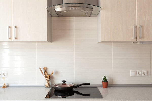 Женские руки с бутылкой моющего средства для металлической раковины на кухне
