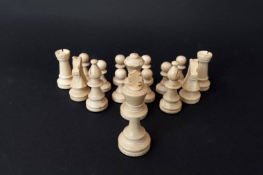 Kral mağlup beyaz rakamlar yanında ayakta