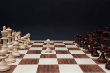 İlk beyaz piyon tarafından yönetim kurulu merkezi üzerinde hareket ettirin. Satranç tahtası siyah bir zemin üzerine