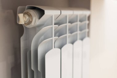 Oturma odasında ısınma ayarlayıcı ile beyaz radyatör Isıtma.